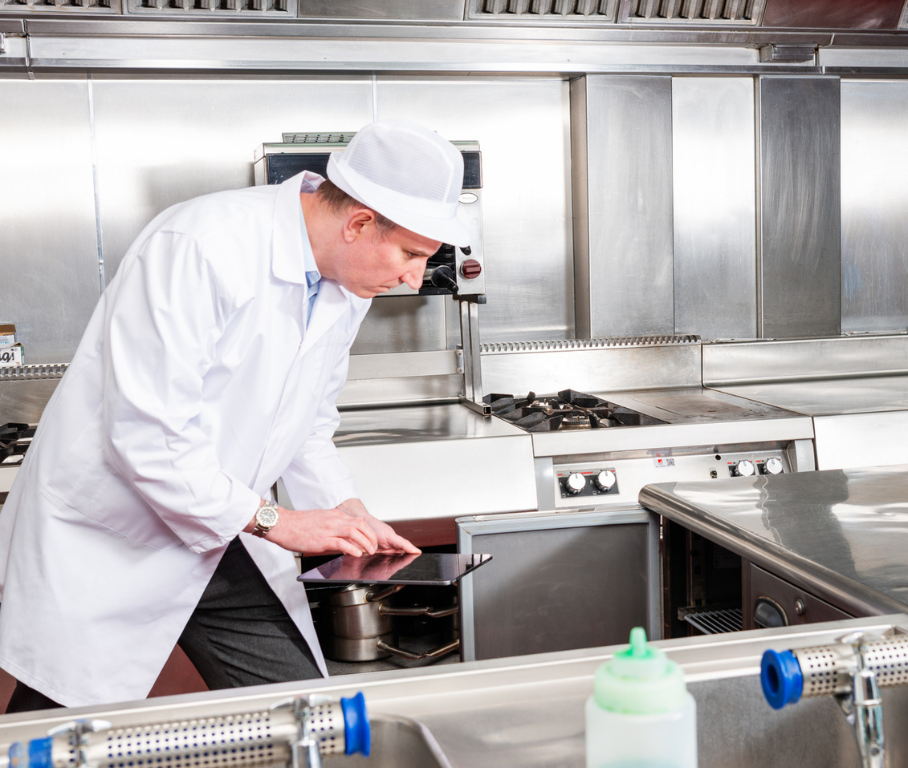 Food safety auditor using a digital audit workflow
